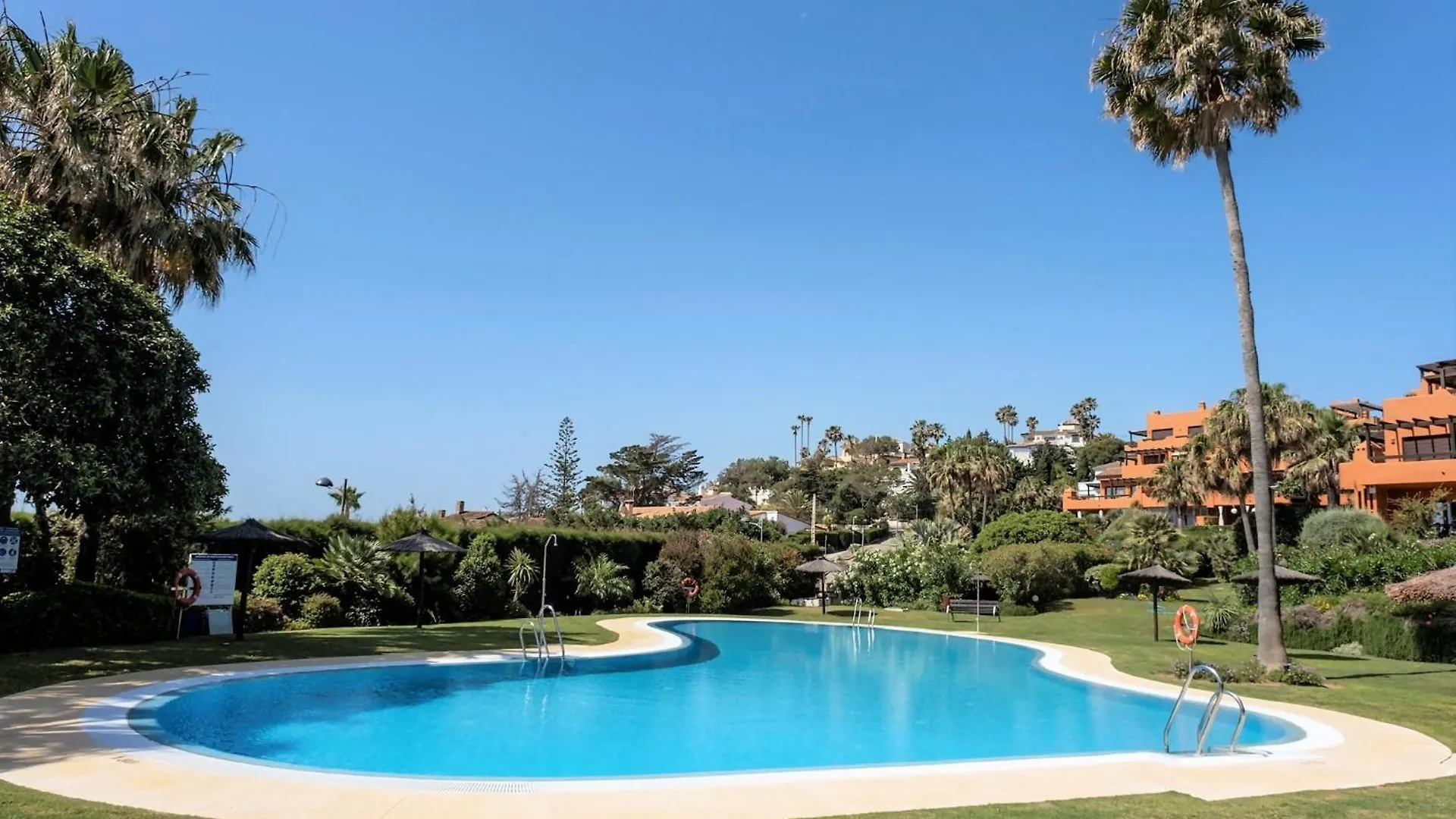 Bougainvillea Bay Estepona With Parking