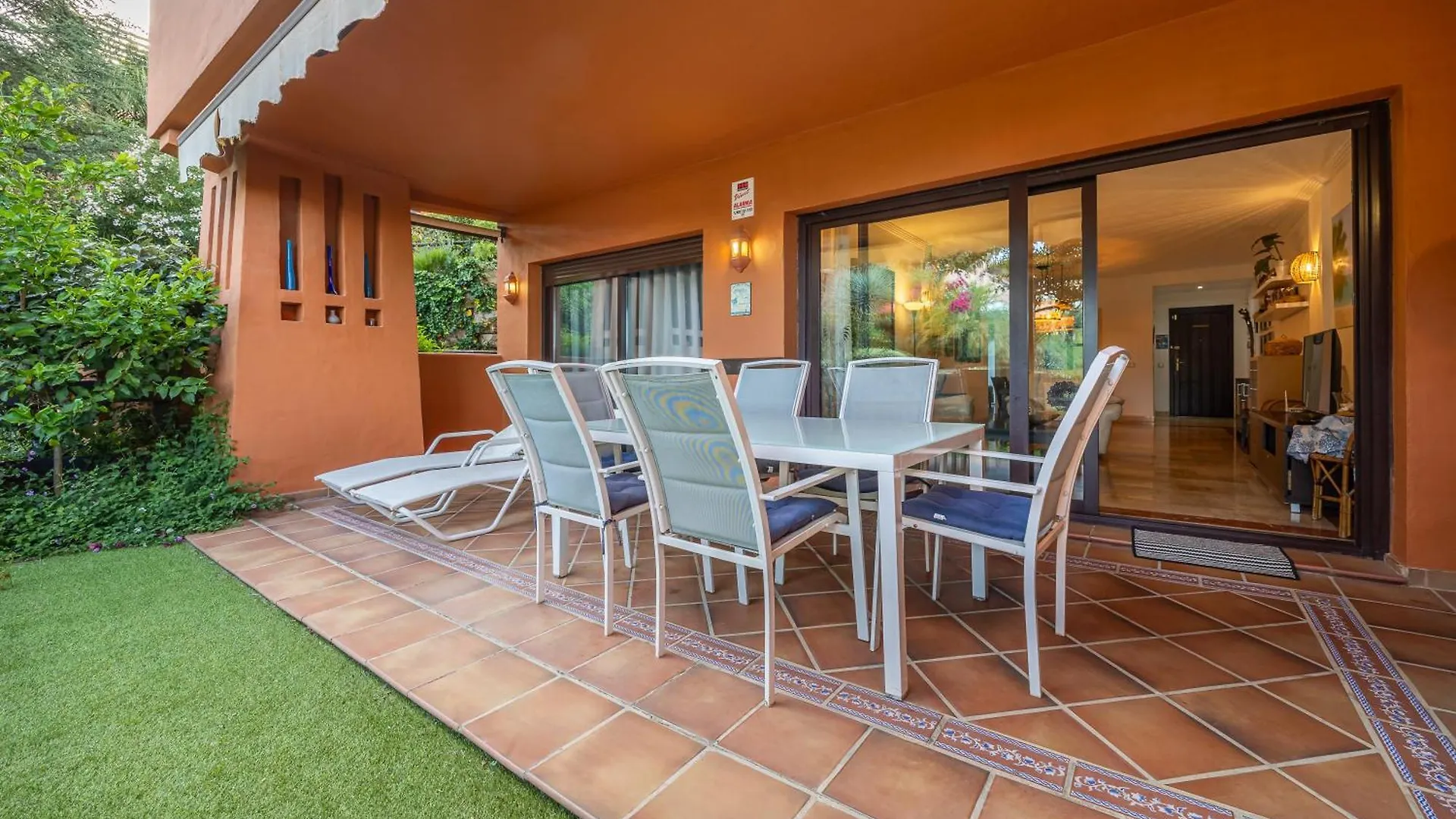Bougainvillea Retreat, Espacioso Terraza & Parking Estepona