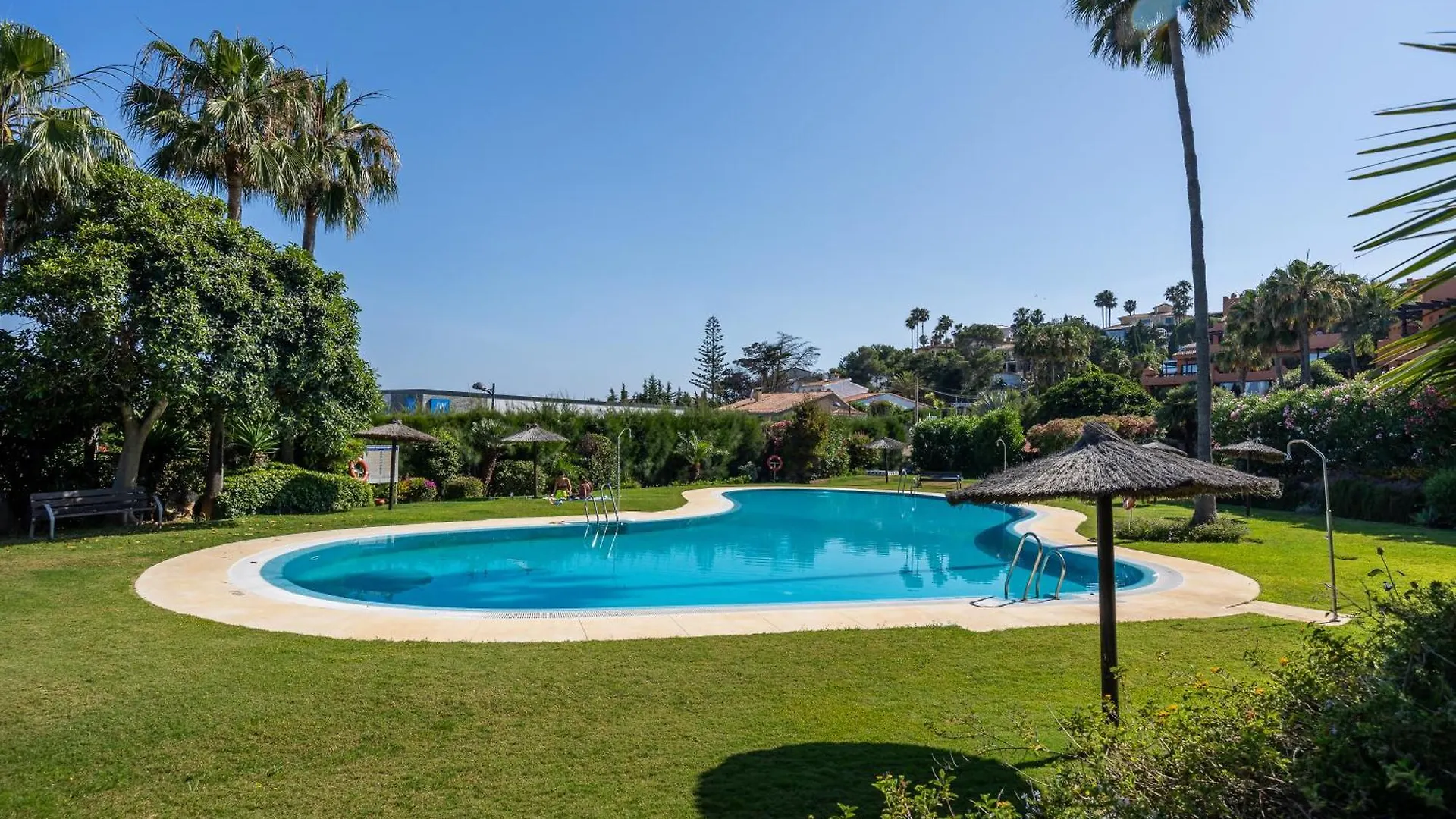 Bougainvillea Retreat, Espacioso Terraza & Parking 0*, Estepona
