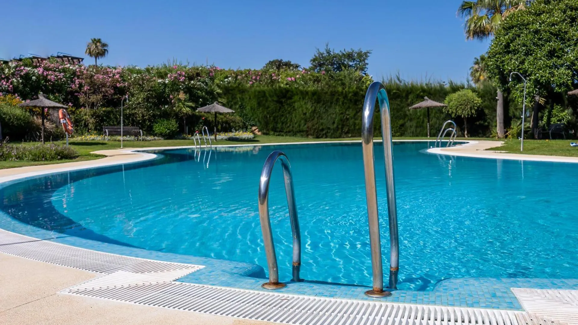 Bougainvillea Retreat, Espacioso Terraza & Parking