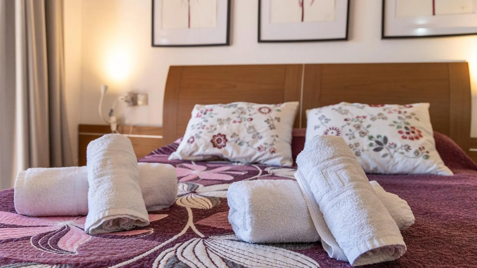 Bougainvillea Retreat, Espacioso Terraza & Parking Apartment Estepona