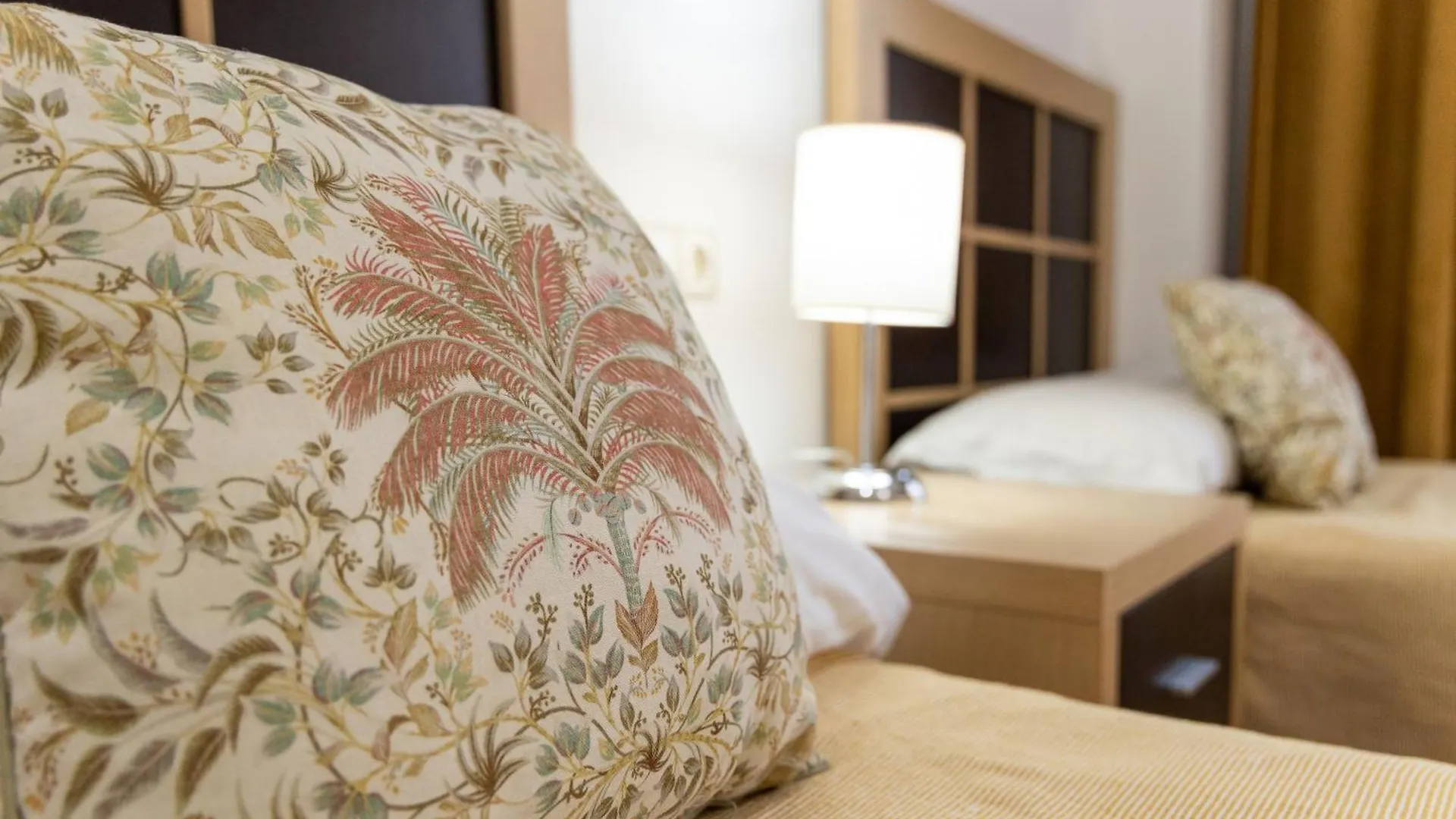 Bougainvillea Retreat, Espacioso Terraza & Parking Apartment Estepona